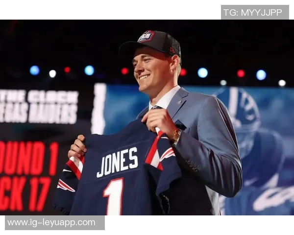 未来之星闪耀赛场Nike为NCAA女篮球员朱朱沃特金斯特别推出个性配色球鞋